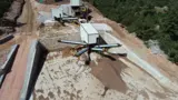 Veduta aerea degli impianti di vagliatura e dei cumuli di bauxite nel piazzale