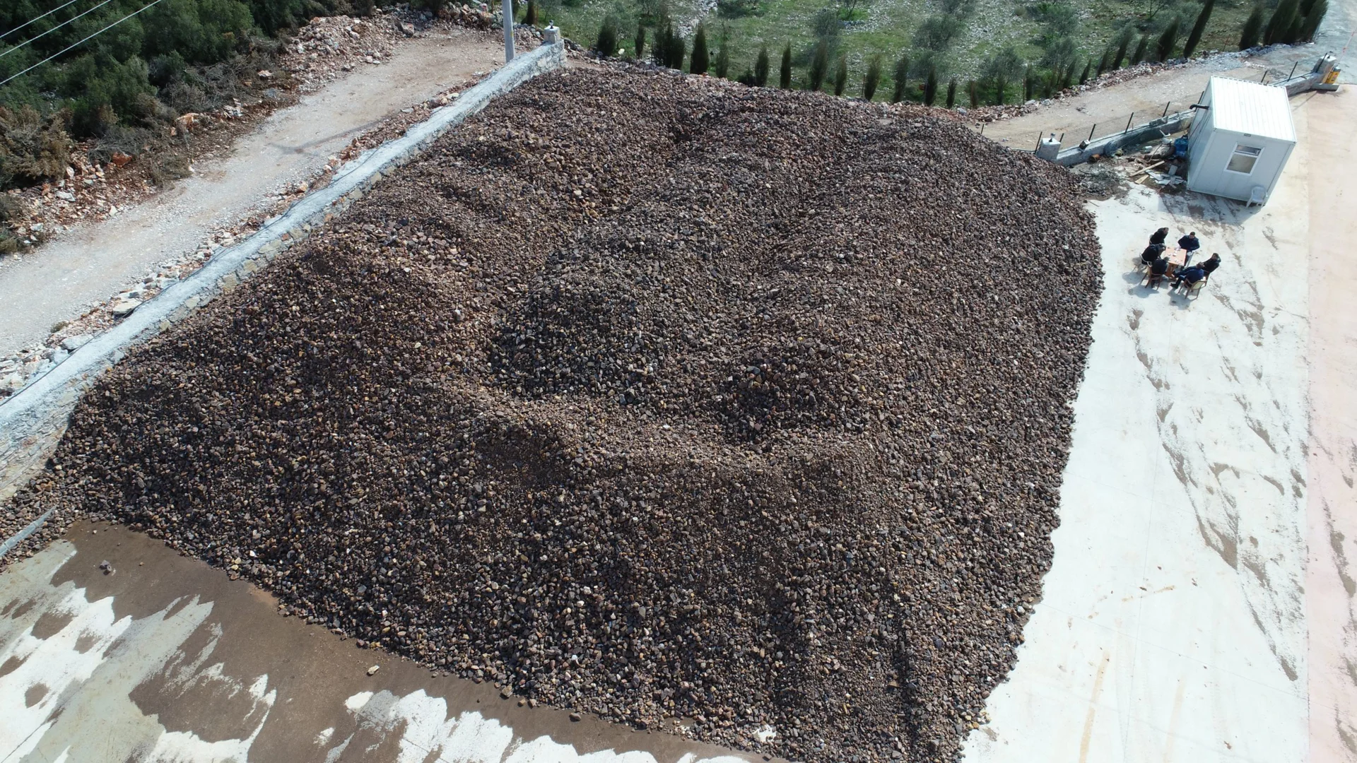 Grande cumulo di bauxite vicino agli impianti di vagliatura e alla strada di accesso