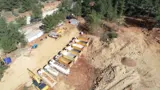 Veduta aerea di camion parcheggiati lungo la strada di accesso alla cava