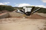 Impianto di vagliatura della bauxite e nastri trasportatori visti dal piazzale