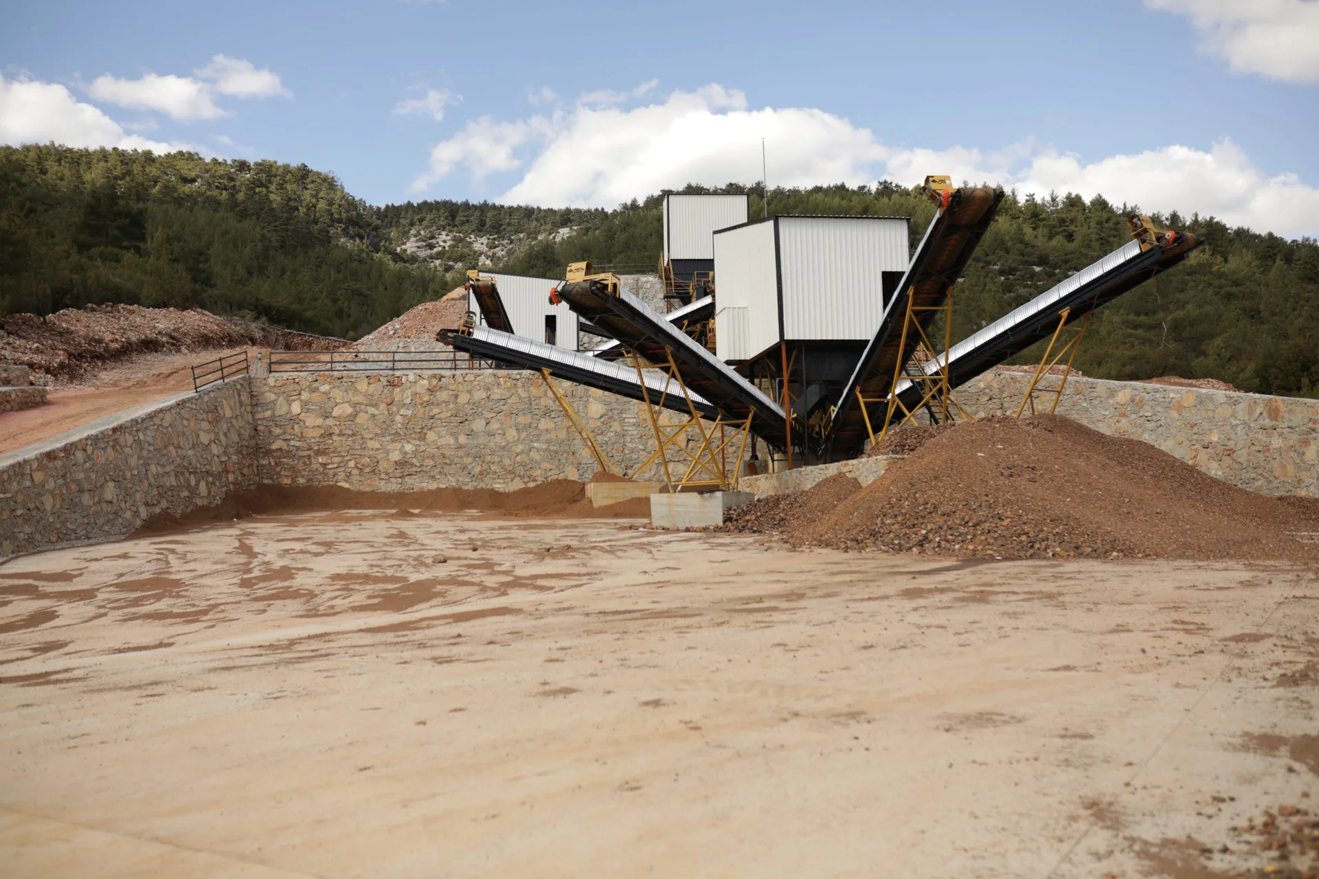 Impianto di vagliatura della bauxite e nastri trasportatori visti dal piazzale