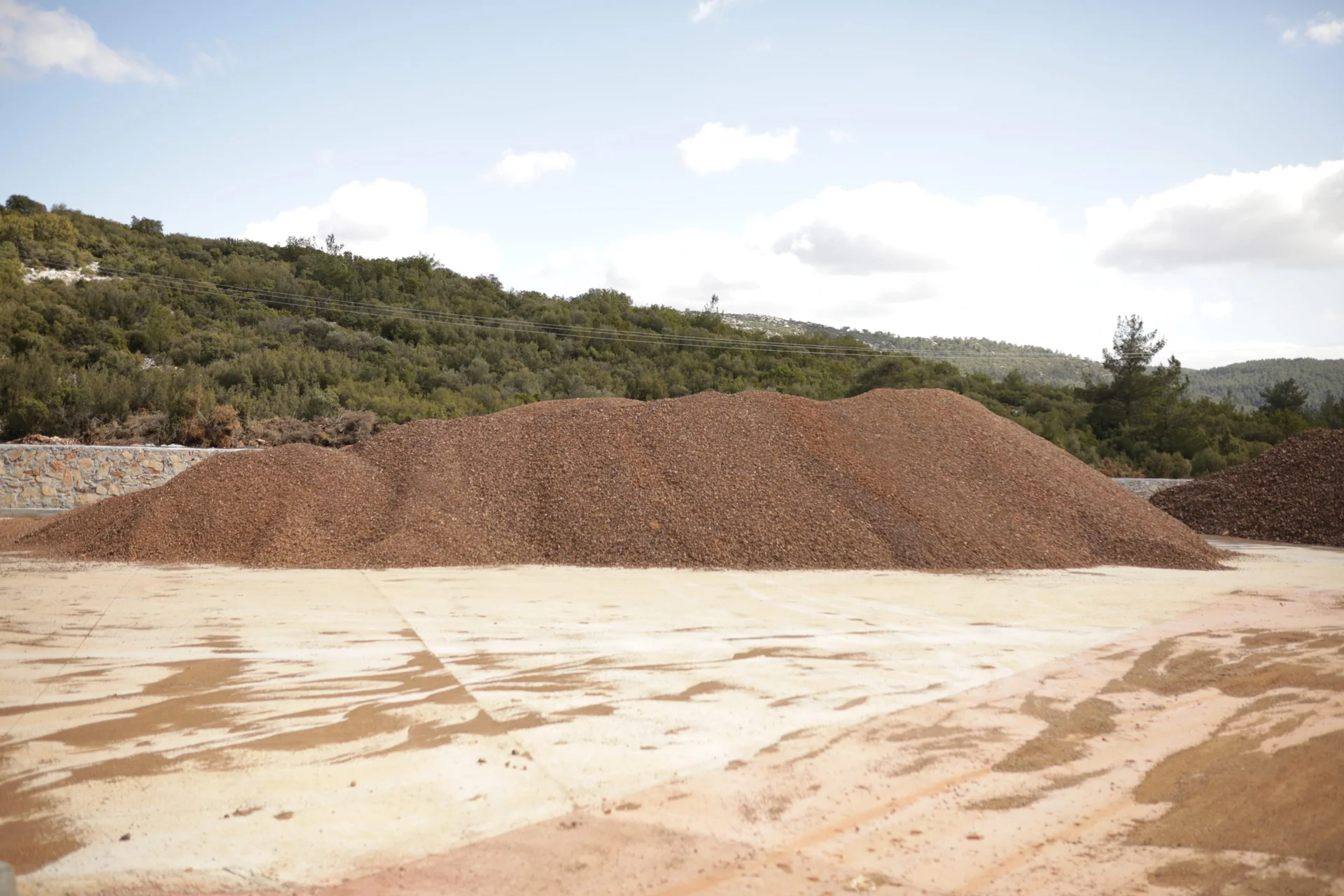 Cumuli separati di bauxite in un piazzale di carico all’aperto
