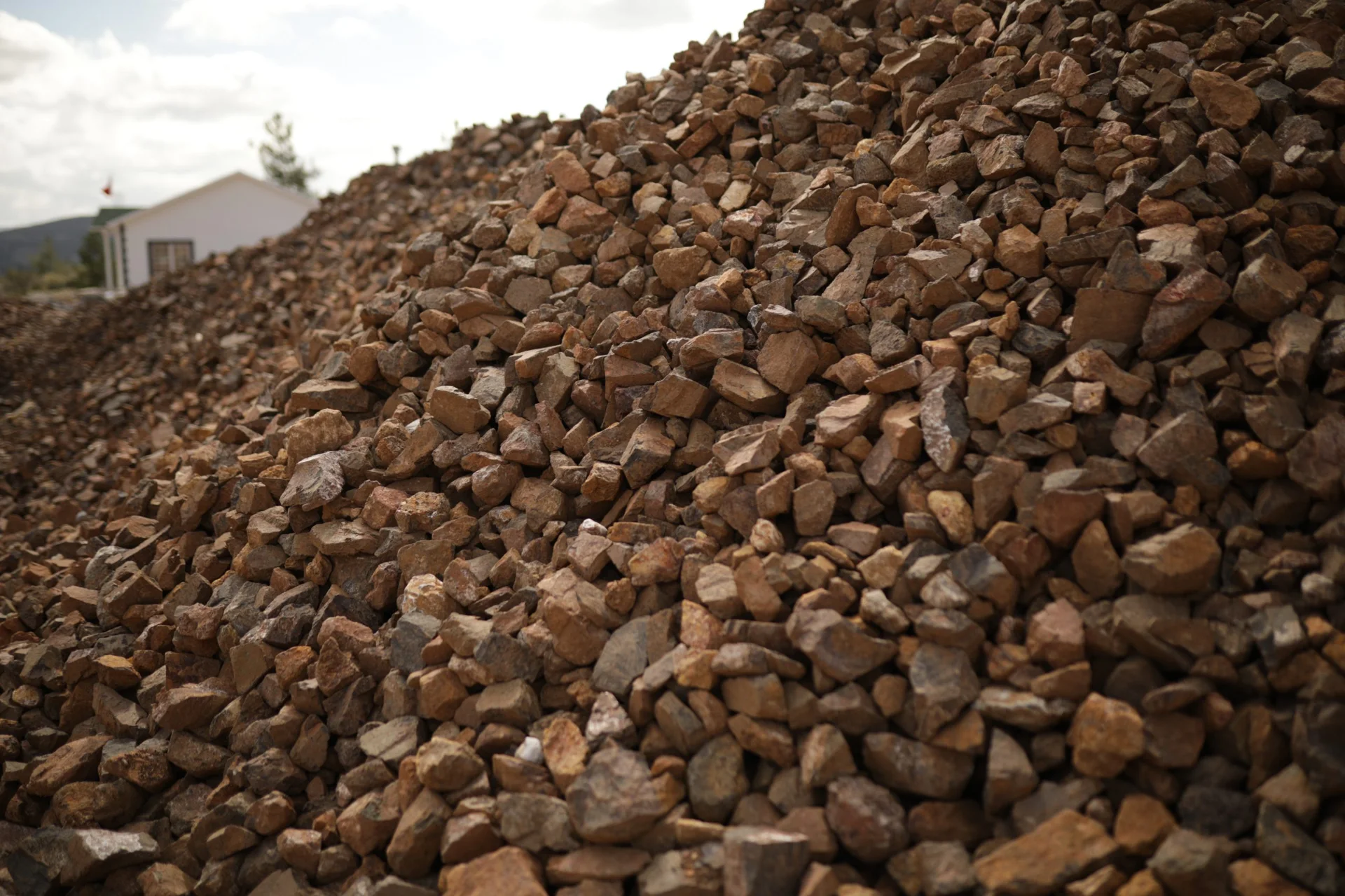 Dettaglio di un cumulo di minerale di bauxite marrone a pezzatura grossa