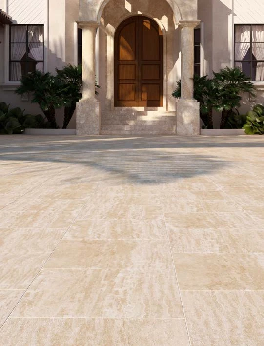 Ispirazione architettonica con pavimento in travertino beige a venature lineari